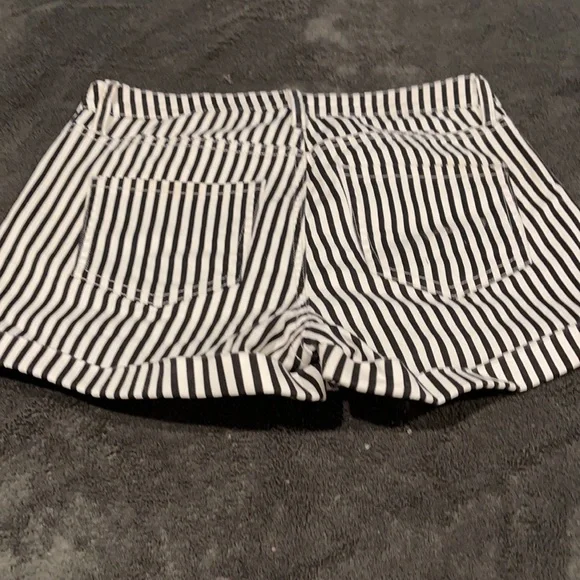 Women black and shorts size 4 - Picture 2 of 6